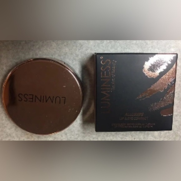 NEW luminess “Alluring” lip and eye palette! - Picture 2 of 2